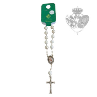 decenario esperanza macarena con cuentas plateadas y crucifijo